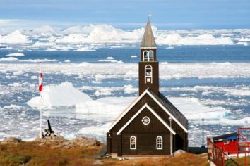 Greenland is the perfect utopia for adventurers to wander at will, conquer mountains and glaciers, sail through some of the