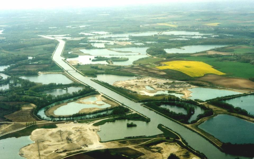 The downstream Bassée area The Bassée area used to be a floodplain for the Seine river before the 1980 s (flooded every 1-2 years) but two major projects deeply altered its structure and