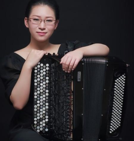 TIAN JIANAN, Kina Tian JIANAN je rođena 1994. Godine u Kini. Student je master studija u Centralnom Muzičkom Konvezartorijumu za klasičnu muziku na harmonici i kompoziciji.