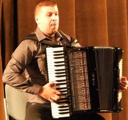 Ljubo ŠKILJEVIC, born on 12 december 1981 in Sarajevo. Secondary Music School at the Department of accordion ends 2000 in Bijeljina. Further education at the Academy of Music A. V.