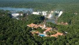 Surrounded by a lush subtropical rainforest, we will find the majestic Iguazú Waterfalls.