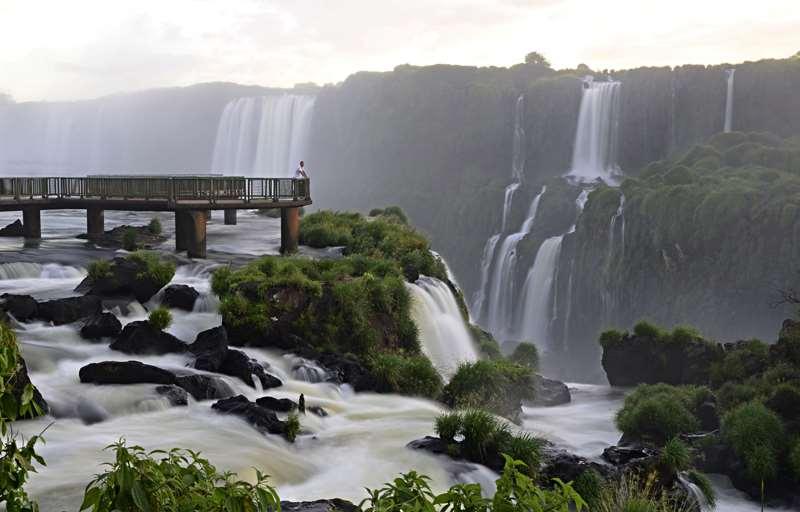 HD BRAZILIAN SIDE OF THE FALLS - Private service with English speaking guide Located in front of hotel Belmond Cataratas, the tour follows with a walking time through the most important track of the