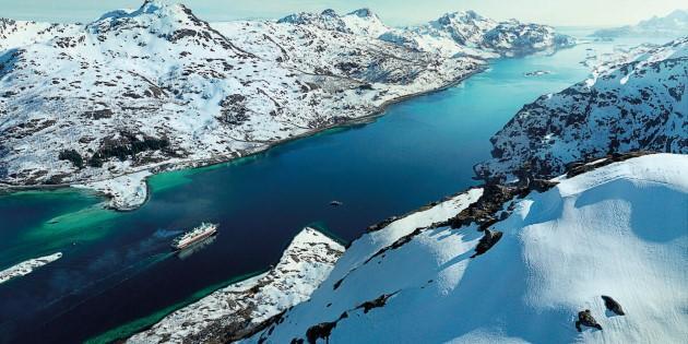 DAY 9 Lofoten, where nature amazes Location: Vesteralen and Lofoten Islands Enjoy the stunning views of sheltered bays and glorious mountain landscapes wrapped in the cloak of a polar winter.
