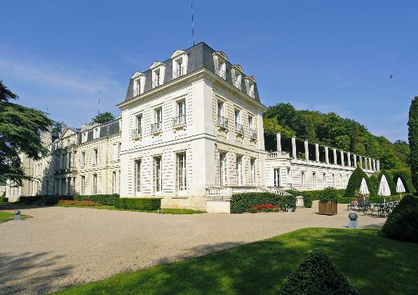 Chateau de Rochecotte, Loire Valley Y O U R H O T E L E X P E R I E N C E CHATEAU DE ROCHECOTTE, LOIRE VALLEY NIGHTS Surrounded by 20 acres of parks and gardens this 4-star hotel is set within an