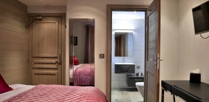 double bed with seating area, en-suite bathroom featuring bath with integrated shower, toilet  Magdelene - Master twin or double