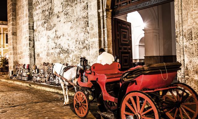 Medieval Cartagena By Horse Drawn Carriage - CA52 Take a ride on a horse carriage and admire the beautiful colonial, republican and Spanish-style houses and buildings and surrender to the majesty of