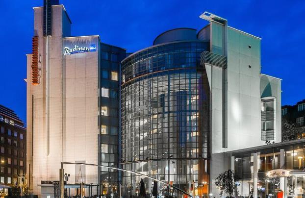 Radisson Blu Royal**** rooms 262 Messukeskus 5,4km airport 16,7km city centre 0,3km A luminous presence in the Kamppi district of Helsinki, the Radisson Blu Royal Hotel welcomes