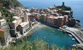 Starting from Corniglia the first stop is in Vernazza, an important and historical village being the only natural harbor of the Cinque Terre.