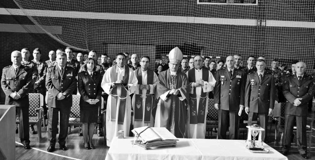 U misno slavlje sve prisutne vjernike riječima dobrodošlice uveo je vojni kapelan o. Viktor Grbeša koji mijenja vojnog kapelana Počasno zaštitne bojne o.