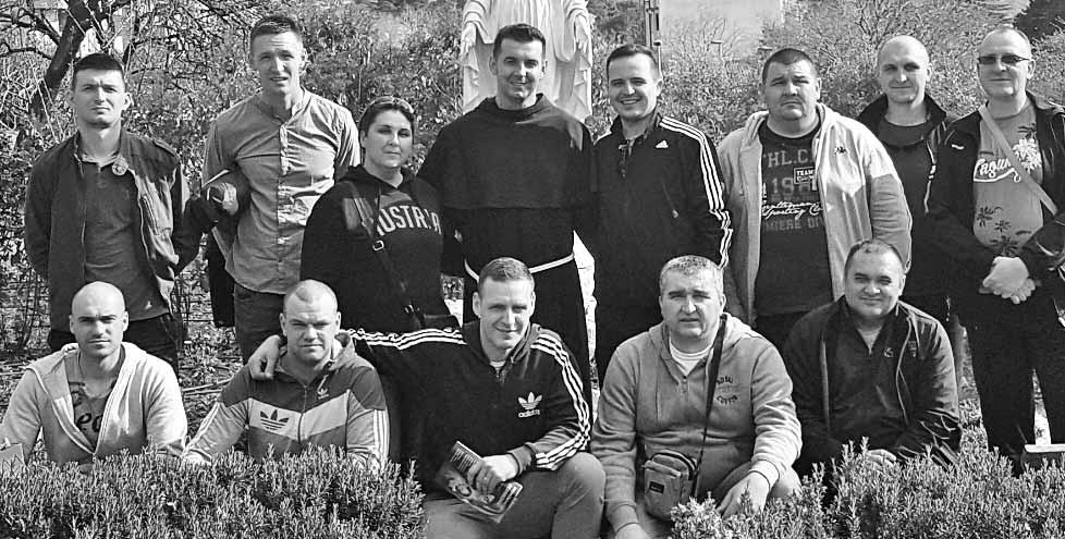 Duhovne vježbe za pripadnike 1. mb Tigrovi i 2. mb Gromovi 24. ožujka 2017. Od 21. do 24. ožujka u vojarni Kovčanje na Malom Lošinju održane su duhovne vježbe za pripadnike 1. mb Tigrovi i 2. mb Gromovi. Voditelj duhovnih vježbi bio je njihov vojni kapelan don Antonio Mikulić.