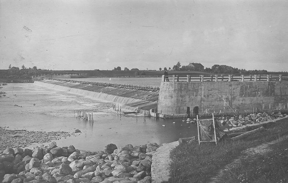 1929.a rajati jõe vasakkaldale paisu otsa hüdroenergiajaam, mis töötas kuni 1970. aastani 35. Foto 4. 1922.a rajatud Sindi pais.
