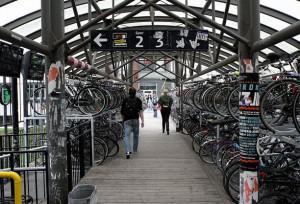 Správy zo sveta V Londýne sa zvýšil počet cyklistov o 70 % Vďaka novovybudovaným cestičkám pre cyklistov, ktoré za pomoci primátora Borisa Johnsona vybudovali minulý rok sa podľa mestskej dopravnej