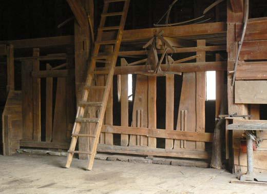 and a 12 wide double door opening at each end. The double bay measures 20-0, identical to that of the Malcolm barn.