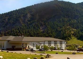 Attached to the Yellowstone Conference Center and Huntley Lodge, the slopeside Shoshone offers fully equipped private health club, steam room, sauna, indoor/outdoor