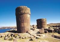 This complex stands on the shore of Lake Umayo and is famous for its chullpas, large circular fortified burial towers for the chiefs and important people of the early villages of the Collao plateau.