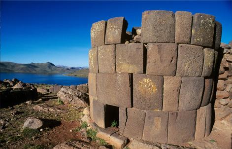 PUNO 3 Days / 2 Nights Day 01 LIMA/ JULIACA Reception and transfer to the hotel. On the way you will visit Chullpas Sillustani, the burial towers made of stone, 28 km.