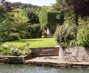 The River Cottage B&B (John and Gilly) Great Longstone (1 mile from Thornbridge Hall) 01629 813327 info@rivercot