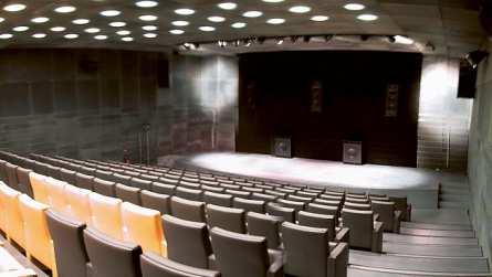 Several areas: Hall of honour: 1 000 sqm, up to 400 people seating and 800 standing