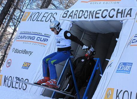 Slika 10: Primer, v kakšni opremi naj bi tekmovalec štartal (arhiv Carving Team Slovenija). Tekmovalci uporabljajo predvsem slalomske smuči.