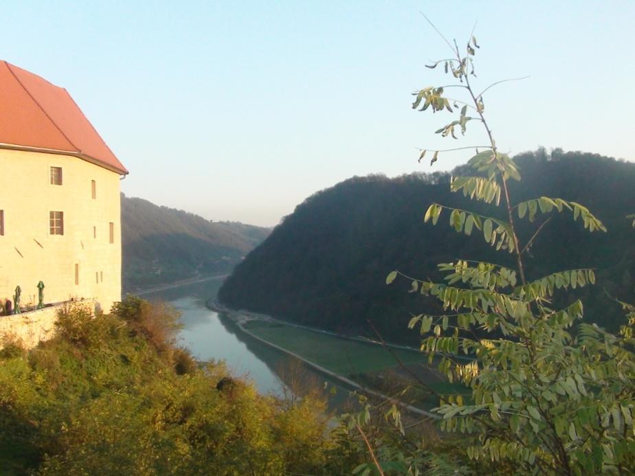 Slika 1: Grad Rajhenburg v Brestanici, ki dominira okljuku reke Save, je eden najstarejših gradov na ozemlju Slovenije, izpričan v 12. stoletju.
