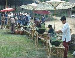 Upon arrival, guests are given a welcome cocktail and can stroll in a real artist market set in the gardens: umbrella painting, weaving, vegetable carving, rattan baskets making, etc.