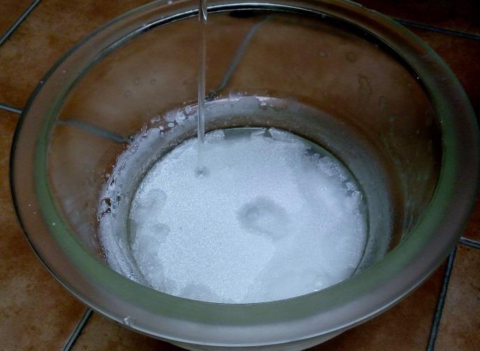 Pri hlađenju otopine nakon kratkog vremena (manje od jednog sata) na površini iste u eksikatoru se stvorio tanki sloj kristalizirane soli koji je vidljiv na Slici 29.
