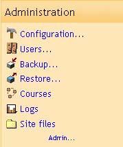 Postoje dve vrste administratora: Primarni, koji instalira ili unapređuje Moodle i Site, koji je dizajniran od strane primarnog administratora.