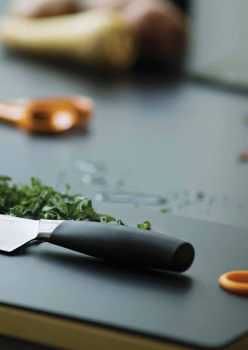 Functional Form+ knives are perfectly balanced to deliver precise and powerful cutting.