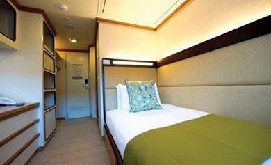 have a window or portholes, inside cabins have a mirror SPECIAL TOUCHES Mineral water on arrival Pamper pack AVAILABLE ON Arcadia (inside and