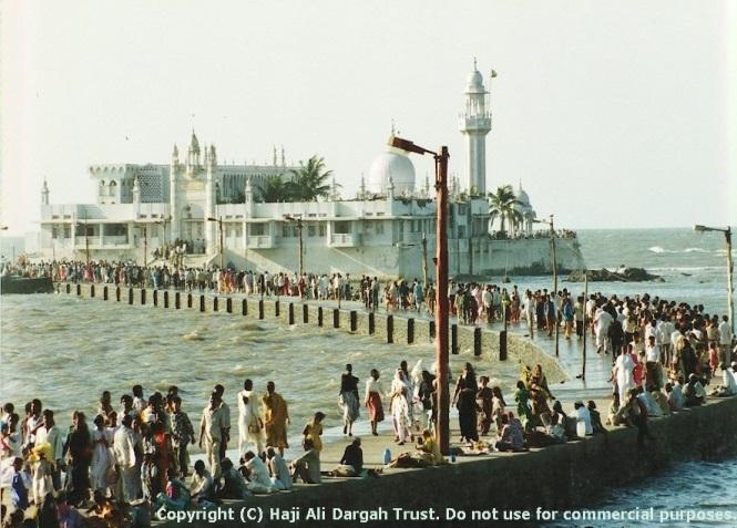 The Haji Ali Dargah This is a mosque and dargah located on an islet off the coast of Worli in the