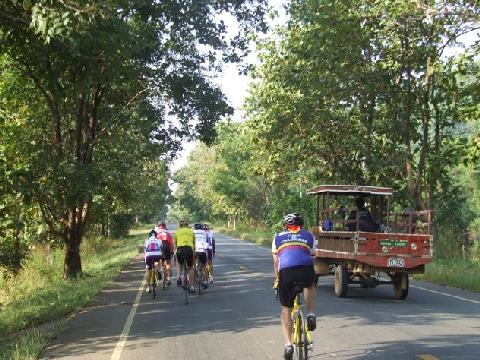 10 th day 7 th stage, Nakhon Sawan Sing Buri = 130 km / 80 miles From our bikes we can observe farmers dressed in their typical round hats at work in the