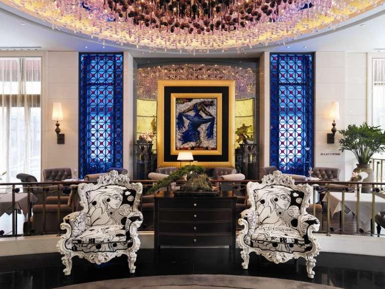 The lobby s eclectic décor contains original art pieces and paintings among others by