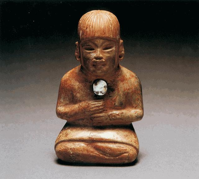 SEATED FEMALE FIGURE WITH POLISHED HEMATITE DISK MEXICO, TABASCO, LA VENTA, MOUND A-2, COLUMNAR TOMB, 900 500 BC JADEITE AND HEMATITE, 3 X 1 7 8 X 1 1 /2 IN.