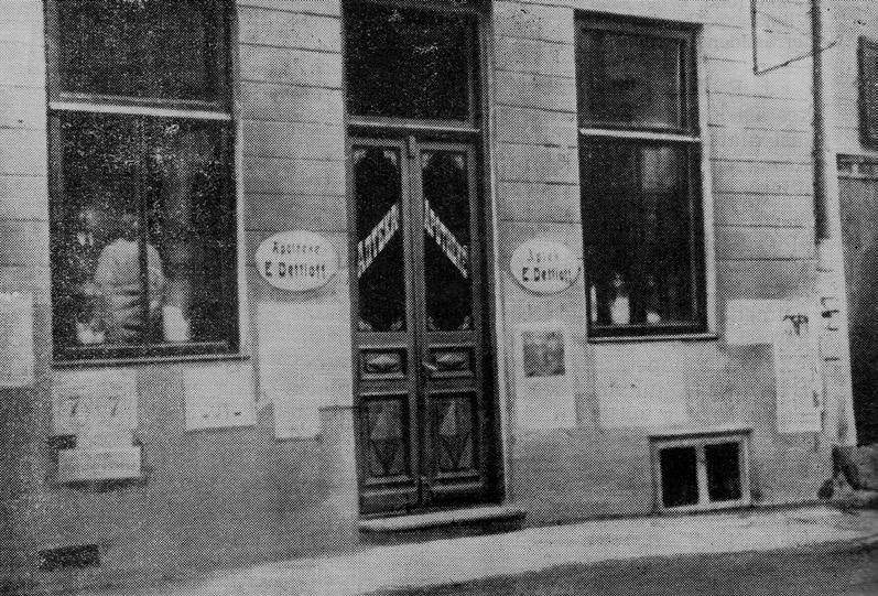 Tallinna vanalinnas kesksel kohal asuv apteek oli suure külastatavusega. Teise Maailmasõja katsumustest tuli apteek puhtalt läbi.