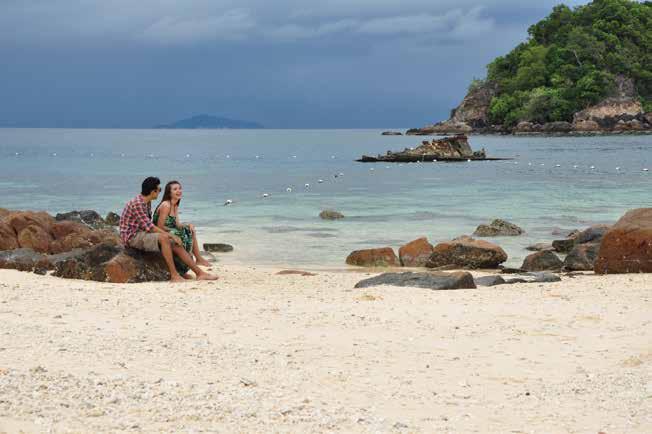 EAST COAST R E G I O N PAHANG 1001 PACKAGES 2016 Comprising Kelantan, Terengganu and Pahang, the East Coast Region projects a laid-back atmosphere of idyllic fishing villages and old-world charm,
