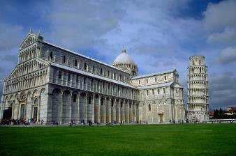 The tour includes a morning visit of the fascinating Pisa and its Piazza dei Miracoli.