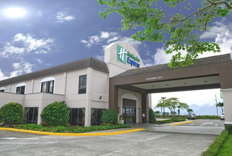 Holiday Inn Express San José Airport Located on Airport Boulevard, just 2 minutes away from the international