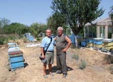 DOGODKI IN NOVICE Moj gostitelj čebelar Đorđe Dimitrov (desno) hude suše večina rastlin ni medila, zato je čebelar Đorđi iztočil samo 5 l medu na panj.