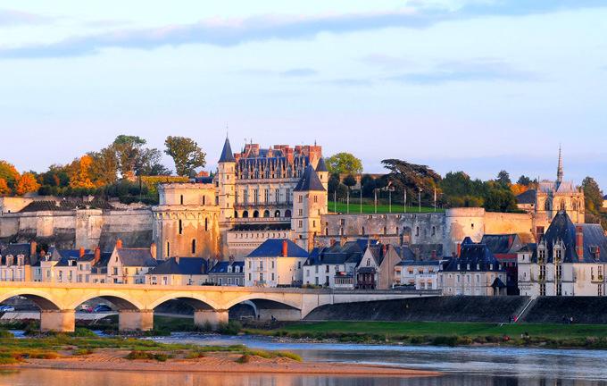 Thursday, May 22 Excursion to Amboise (Tours) Transfer to Amboise, on the Loire River and capped by the beautiful royal château.