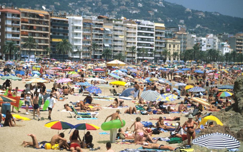 ACTIVITIES Study the photograph below of lloret beach on the Costa Brava, Spain Complete the table below using information from the photograph and your own