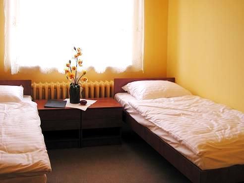 Freedom Hostel PRICES Beds in Room 1 2 3 4 Price per night per person 130 zł 80 zł 70 zł 62 zł Price per night per person 31 19 17 15 CONTACT address: ul.