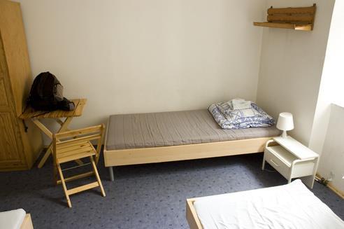 Trzy Kafki Hostel PRICES Beds in Room 1 2 3 4 5 6 Price per night per person Price per night per person 80 zł 50 zł 40 zł 35 zł 32 zł 30 zł 19 12 9.5 8 7.5 7 CONTACT address: al.