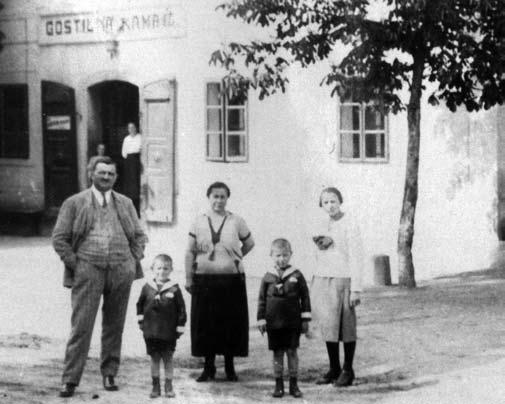 Obletnica Družina Kambič pred svojo hišo (sedaj galerijo Kambič) v Metliki, oče Jože, mati Marija in otroci, Vinko drugi z desne, okoli leta 1925.