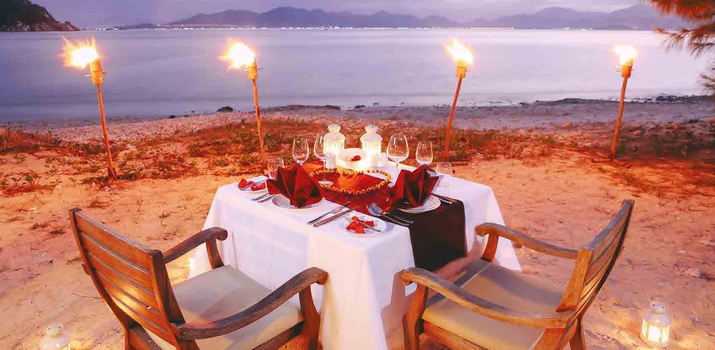 PRIVATE DINING FOR COUPLES AND FAMILY Whether you re having a small family dinner or a romantic candlelit dinner for two under a blanket of stars, a charming picnic up on the mountain, a private