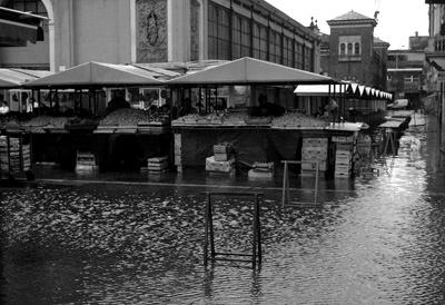 68 Obalno područje i porast razine mora Izvješće o društvenom razvoju - Hrvatska 2008 5.1. Uvod Slika 5-1: Poplava nakon oluje u Rijeci.