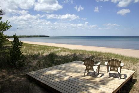 9 LAKE SUPERIOR LOCATION Beachcomber s Cottage Harvey, MI Located on the shores of Lake Superior, the Beachcomber s Cottage is nestled in a private woodsy setting surrounded by stately whispering