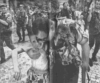 Hyrja e luftëtarëve të UÇK-së në Prizren (Marrë nga gazeta: The Australian, 17 qershor 1999) Me mbarimin e luftës, hyrjes së trupave të forcave paqësore të NATO-së filloi kthyerja e shqiptarëve,