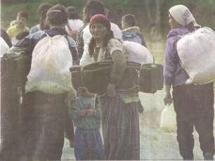 Pas qëndrimit nëpër male, kthimi në shtëpi (Foto: Bota Sot, 16 qershor 1999) PËRFUNDIM Kosova, edhe pse truall etnik i shqiptarëve, vazhdimisht u balla-faqua me pretendimet e pushtetit serb për