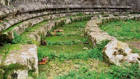 23 3. Atraksionet natyrore, historike dhe turistike të zonës Zona e Gjirit të Vlorës është e pasur me objekte tërheqëse, monumente historikoarkeologjike, pika të vizitueshme dhe të tjerë elementë që
