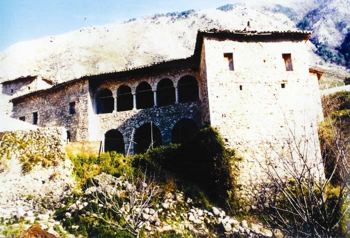 27 Kullat e Dervish Aliut Në afërsi të fshatit Dukat ndodhet një kompleks ndërtimor me vlera historike.